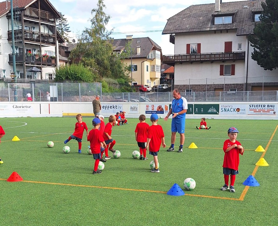 Fußballschule: Die Fußballsaison hat kürzlich auch für unsere Kleinsten begonnen